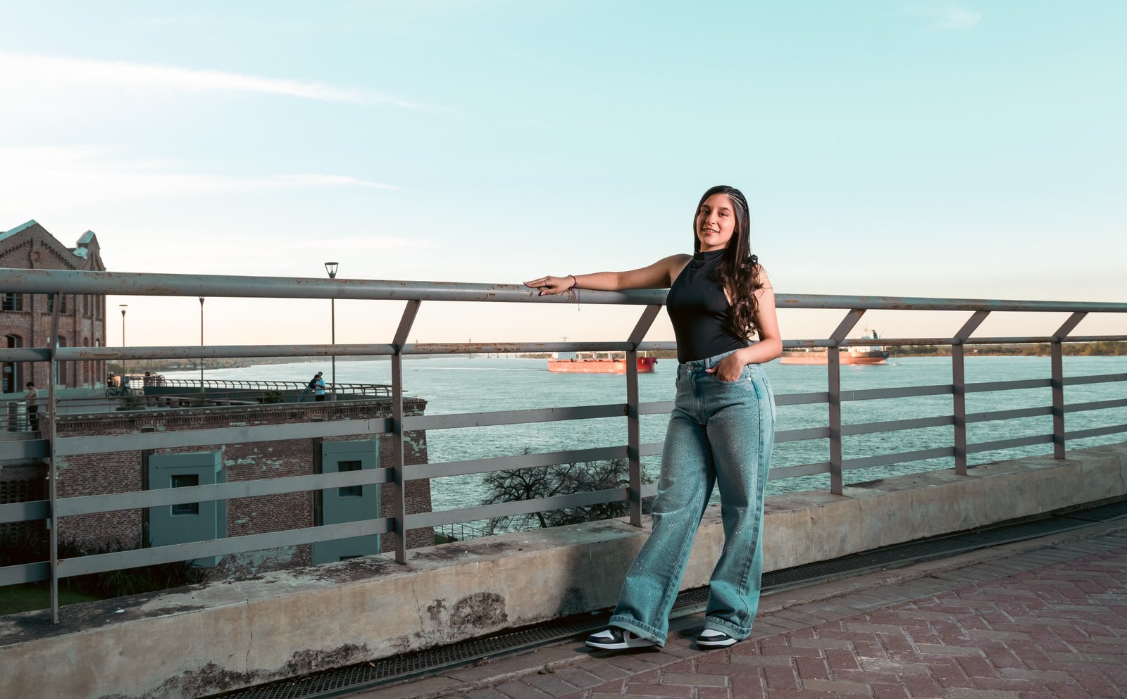 Brunella en su sesión de fotos junto al río.